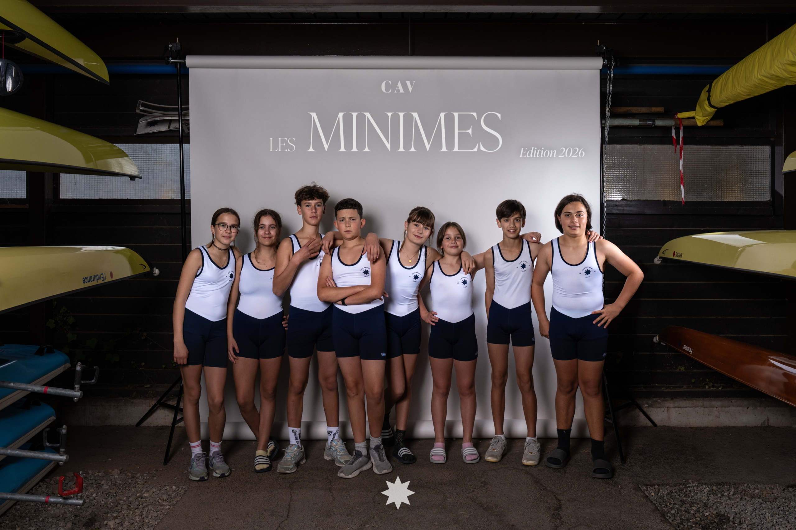 Jeunes sportifs en tenue d'aviron